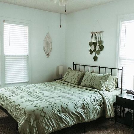 Bluebird Cottage, Walking Distance To Fairgrounds 허친슨 외부 사진
