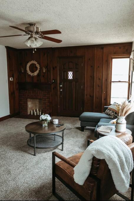 Bluebird Cottage, Walking Distance To Fairgrounds 허친슨 외부 사진