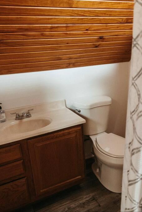Bluebird Cottage, Walking Distance To Fairgrounds 허친슨 외부 사진