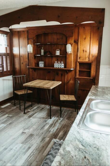 Bluebird Cottage, Walking Distance To Fairgrounds 허친슨 외부 사진