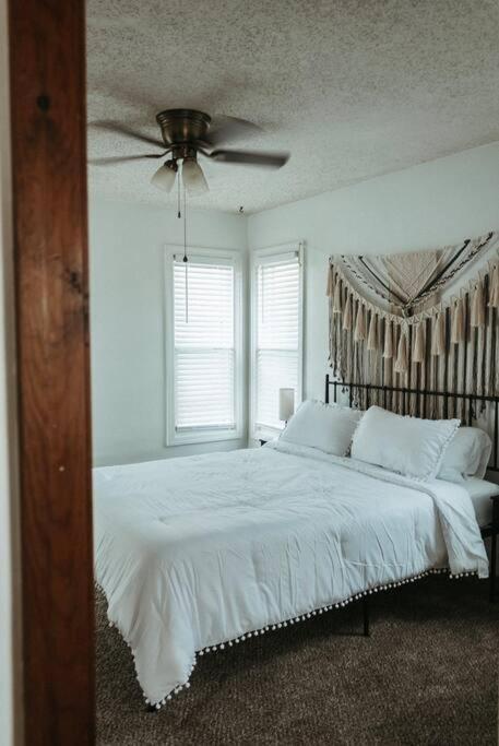 Bluebird Cottage, Walking Distance To Fairgrounds 허친슨 외부 사진