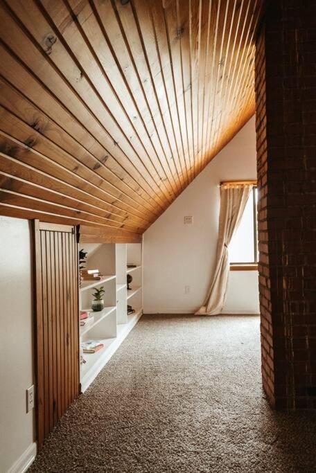 Bluebird Cottage, Walking Distance To Fairgrounds 허친슨 외부 사진