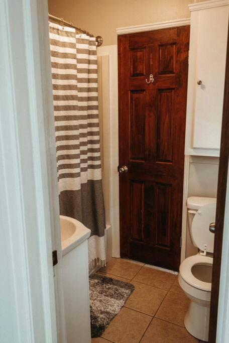 Bluebird Cottage, Walking Distance To Fairgrounds 허친슨 외부 사진