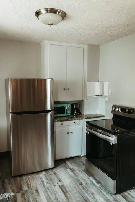 Bluebird Cottage, Walking Distance To Fairgrounds 허친슨 외부 사진