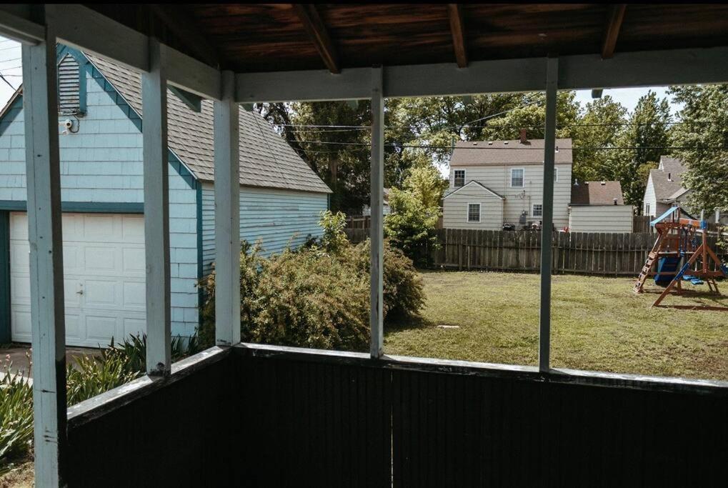 Bluebird Cottage, Walking Distance To Fairgrounds 허친슨 외부 사진