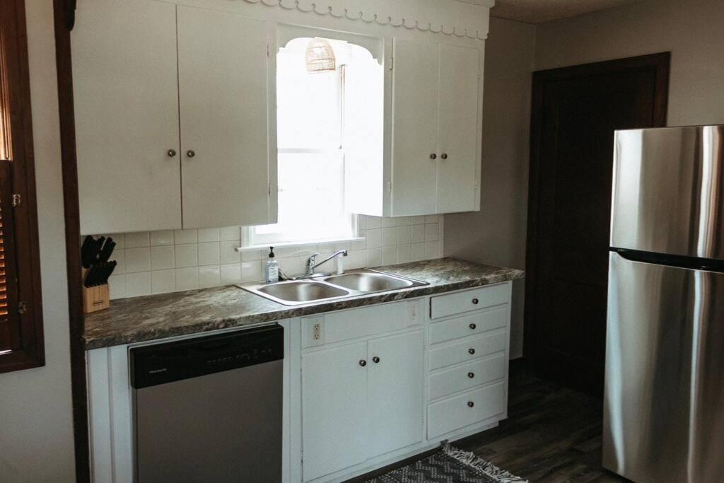 Bluebird Cottage, Walking Distance To Fairgrounds 허친슨 외부 사진