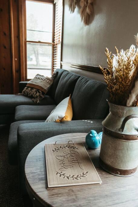 Bluebird Cottage, Walking Distance To Fairgrounds 허친슨 외부 사진